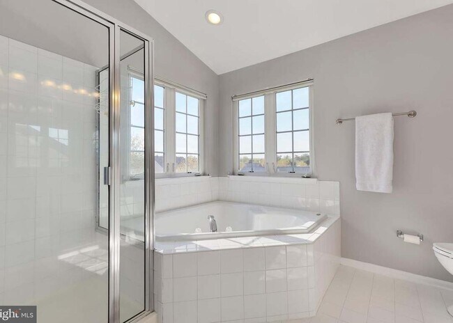 Foto del edificio - 6805 Rathbone Pl