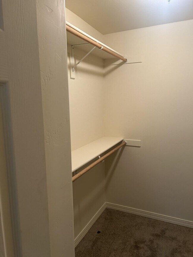 Foto del edificio - Charming 3-Bedroom, 2-Bath Townhouse Near ...