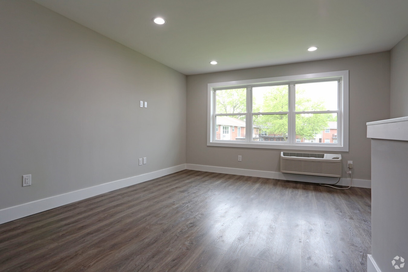 Burlington Pointe — Living Room