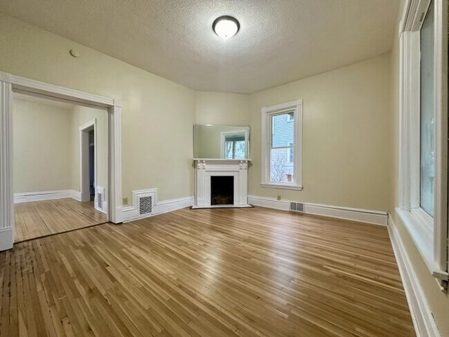 Building Photo - Stunning 4 bedroom house in Minneapolis!!
