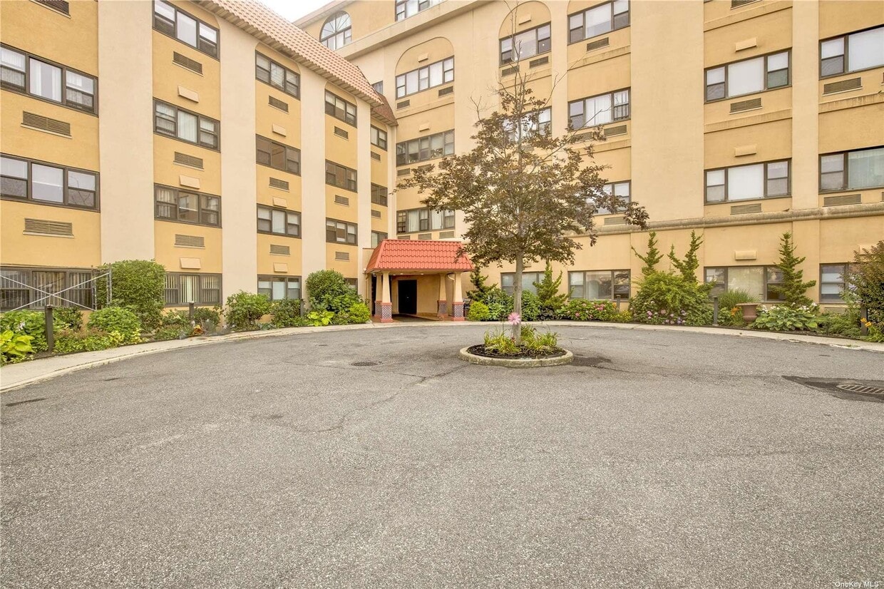 Primary Photo - 185 W Park Ave