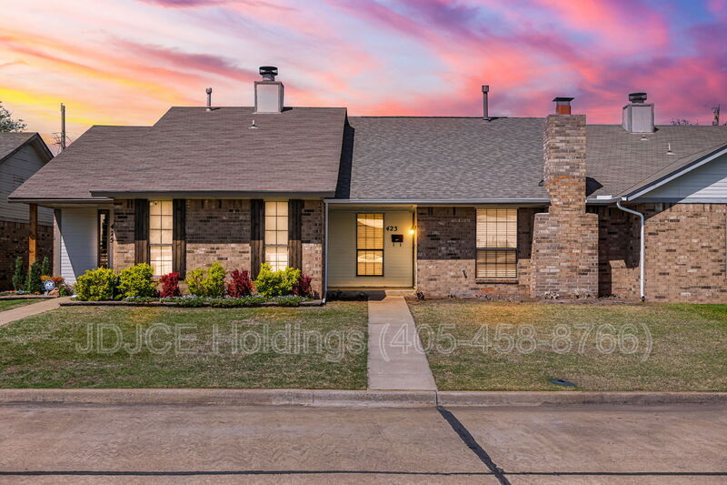 Primary Photo - 423 W Curtis Dr