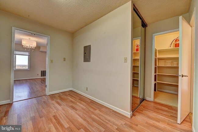 Foto del edificio - 8380 Greensboro Dr