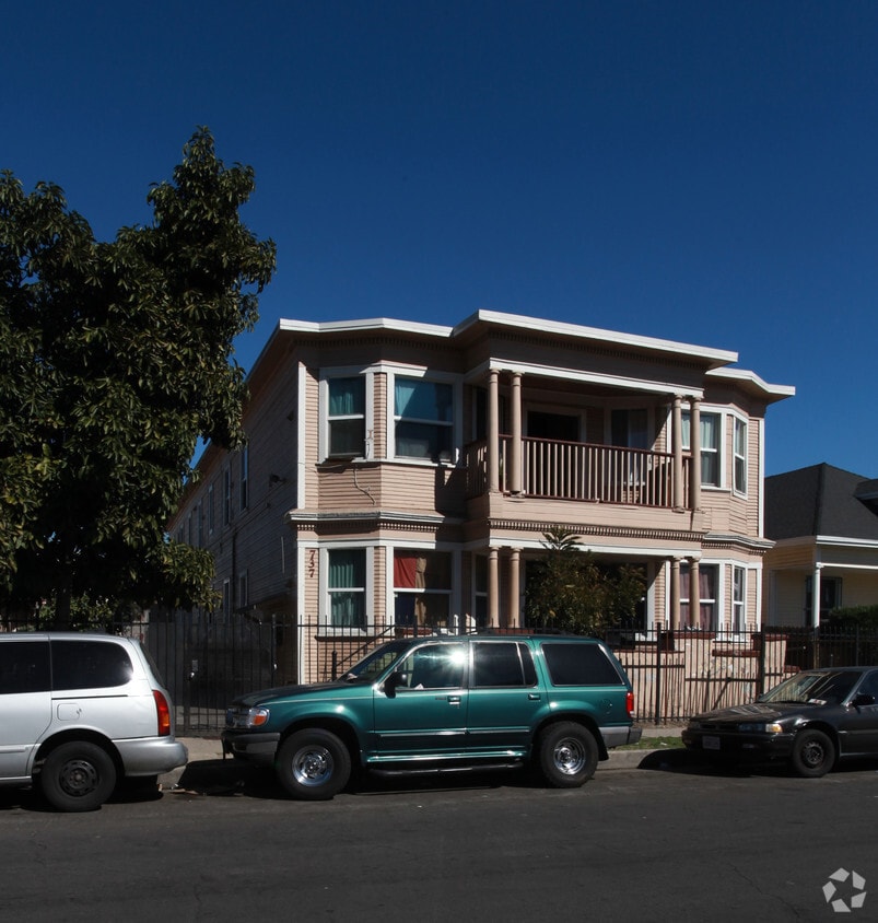 Building Photo - 725-737 E 24th St