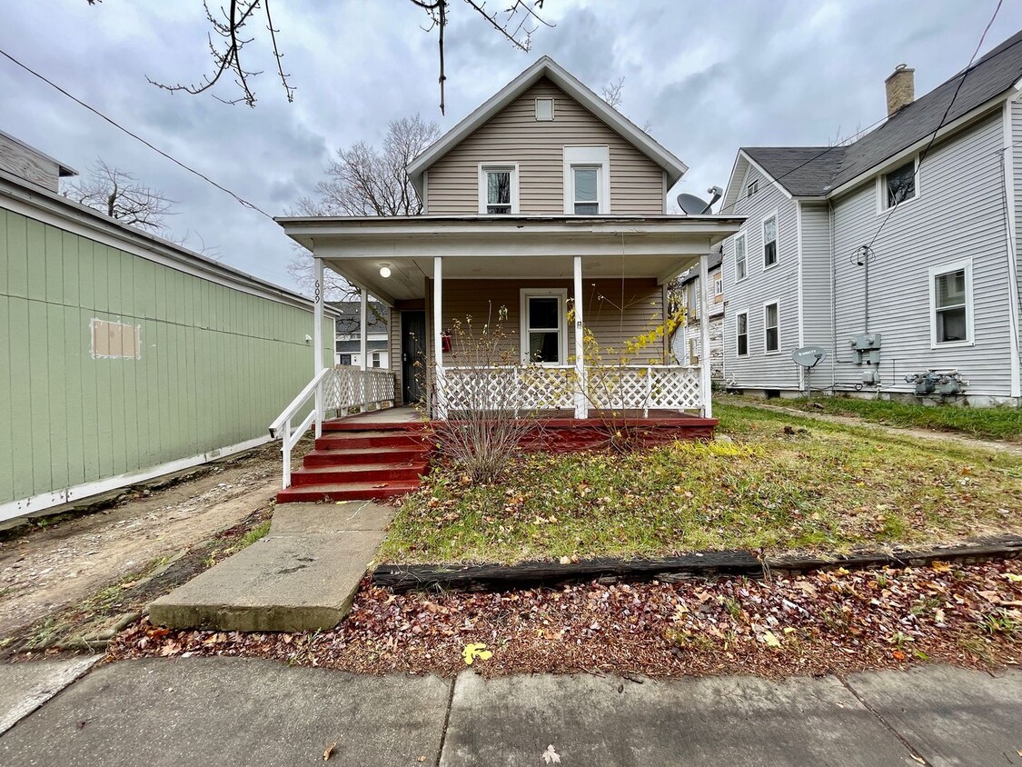 Foto principal - Three Bedroom Home in Southeast Grand Rapids