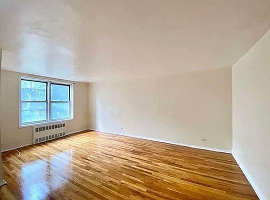 Foto del edificio - 3 bedroom in BRONX NY 10463