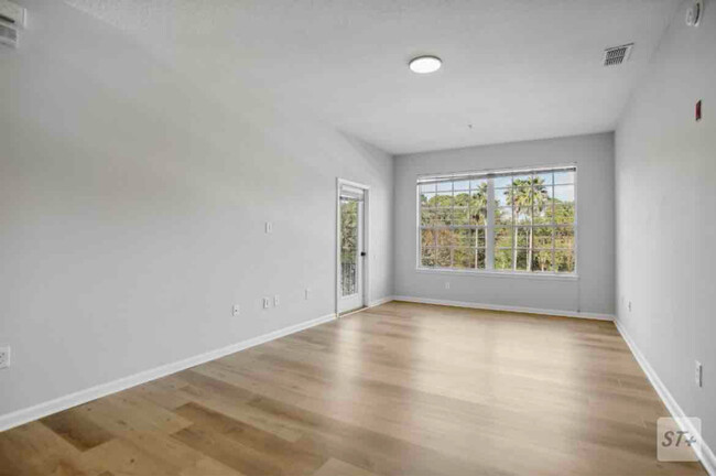 Building Photo - 10550 Baymeadows Rd