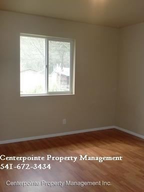 Building Photo - 2 br, 1 bath Apartment - 5269 NE Stephens St.