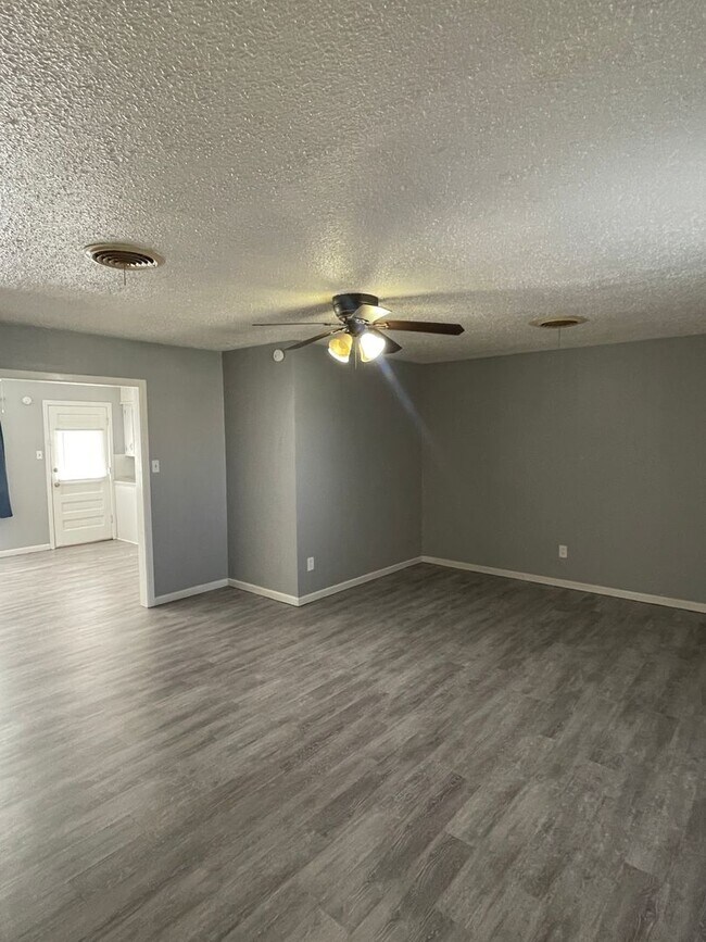 Building Photo - Adorable Remodeled 3/2/2 with Easy Access ...