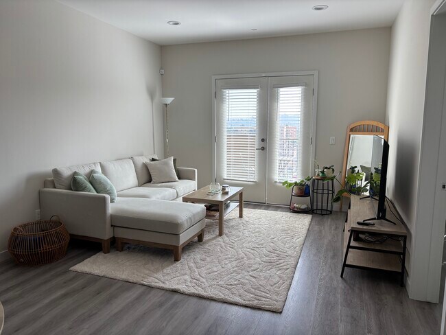 Acceso a la sala de estar y al balcón - 419 N Chandler Ave