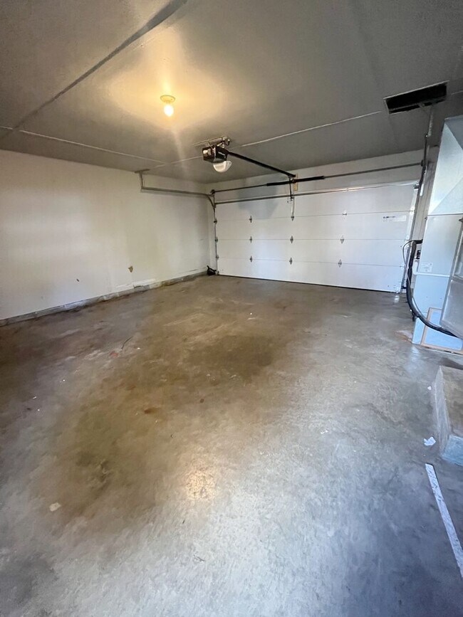 Building Photo - Coming soon available 8/18/2025 --3 bedroo...