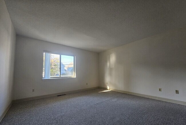 Foto del edificio - 144 North Beacon St