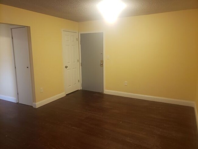 Building Photo - Apartment 4 - ACCEPTS SECTION 8