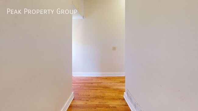 Building Photo - 1369 Summit St