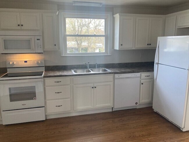 Foto del edificio - Auburntown TN - 1700 SF, 3BR/2BA, Full Basement, 2 Car Garage, 1 Acre