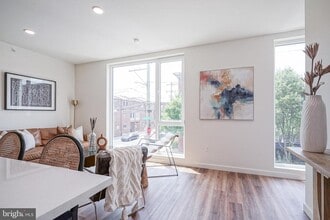 Building Photo - 1301 Bainbridge St