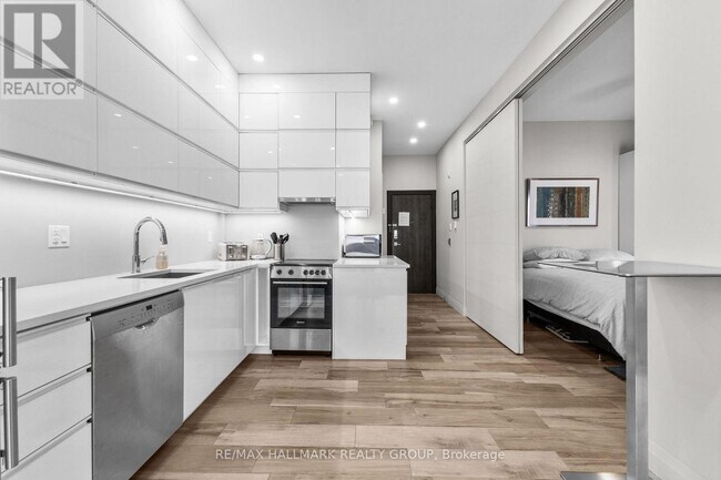 Building Photo - 201 MacLaren St