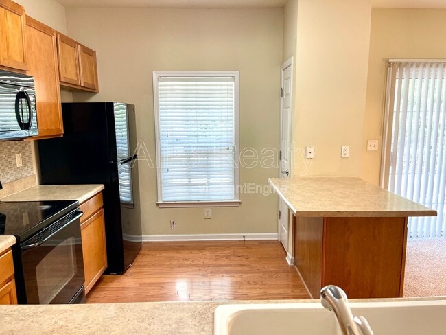 Building Photo - 2813 Deerwood Ln