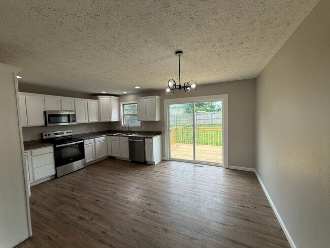 Building Photo - Updated home in Nixa