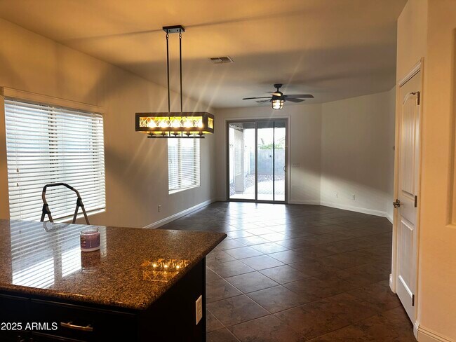 Foto del edificio - 1686 W Paisley Dr