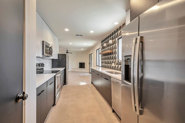 Building Photo - 6-Bedroom, 3-Bath Tempe Home with Pool, Bar & Prime Location