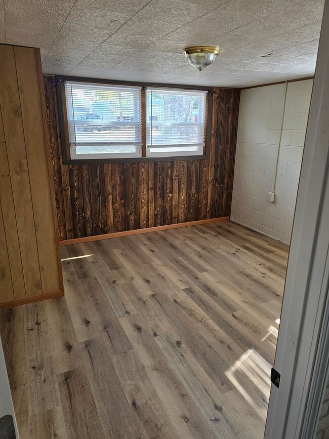 Building Photo - 4 bedroom, 2 Bathroom Home located in Wood...