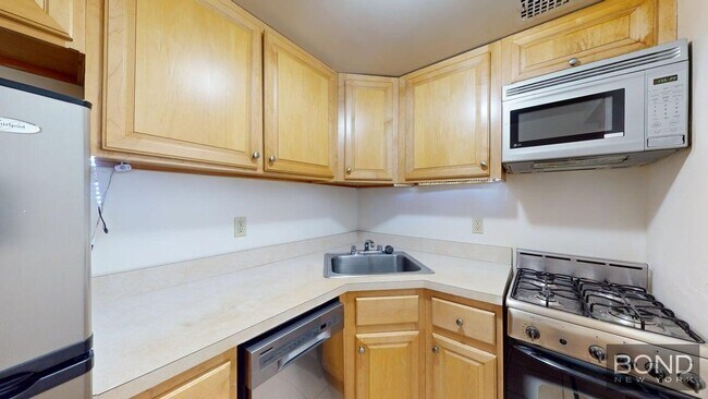 Building Photo - 318 W 105th St