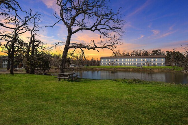 Foto del edificio - Pine Lake #13