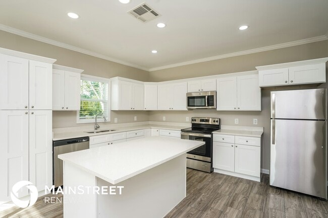 Building Photo - 9334 Crestview Dr