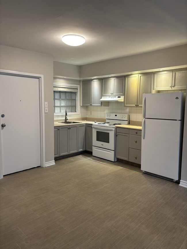 Photo du bâtiment - SPACIOUS NEWLY RENOVATED TWO BEDROOM APART...