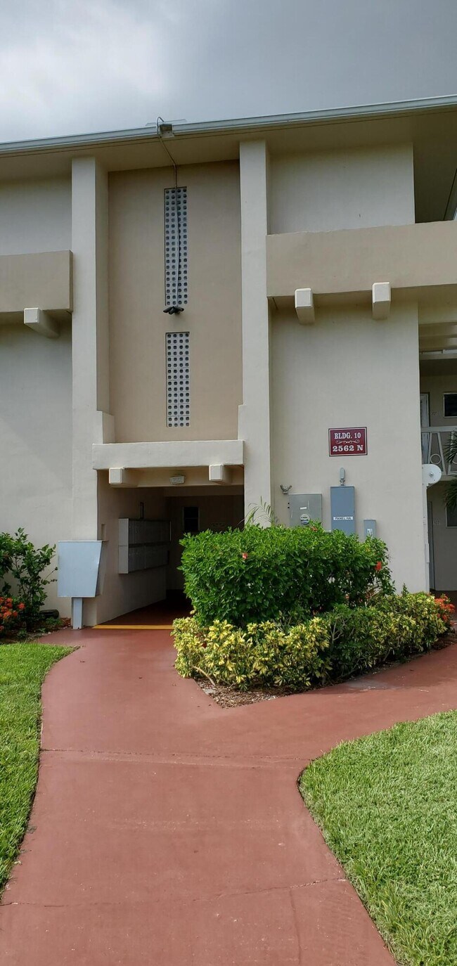 Building Photo - 2562 Garden Dr N