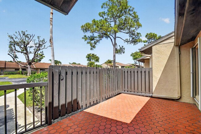 Foto del edificio - 704 Sunny Pine Way
