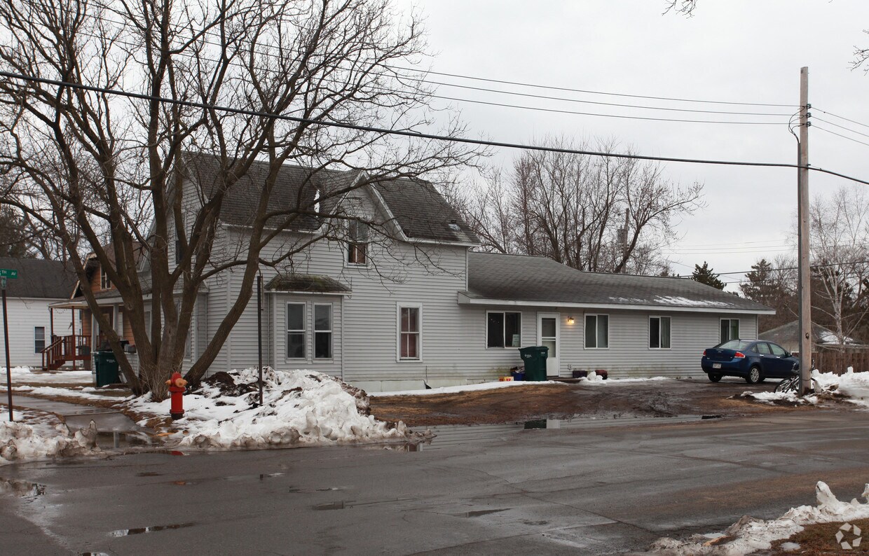 Building Photo - 1603 6th St E