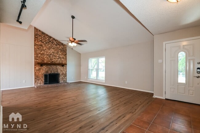 Building Photo - 605 Pyramid Dr