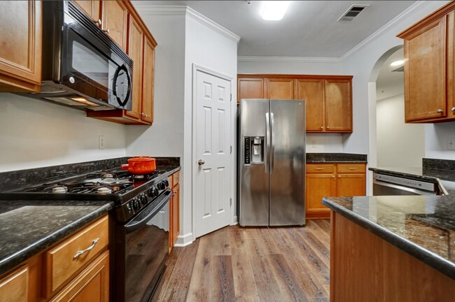 Kitchen - 702 Surrey Park Pl SE