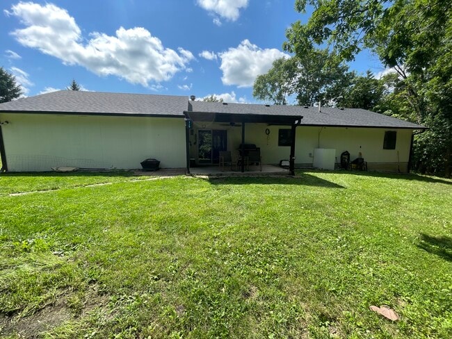 Building Photo - 13565 140th Ave