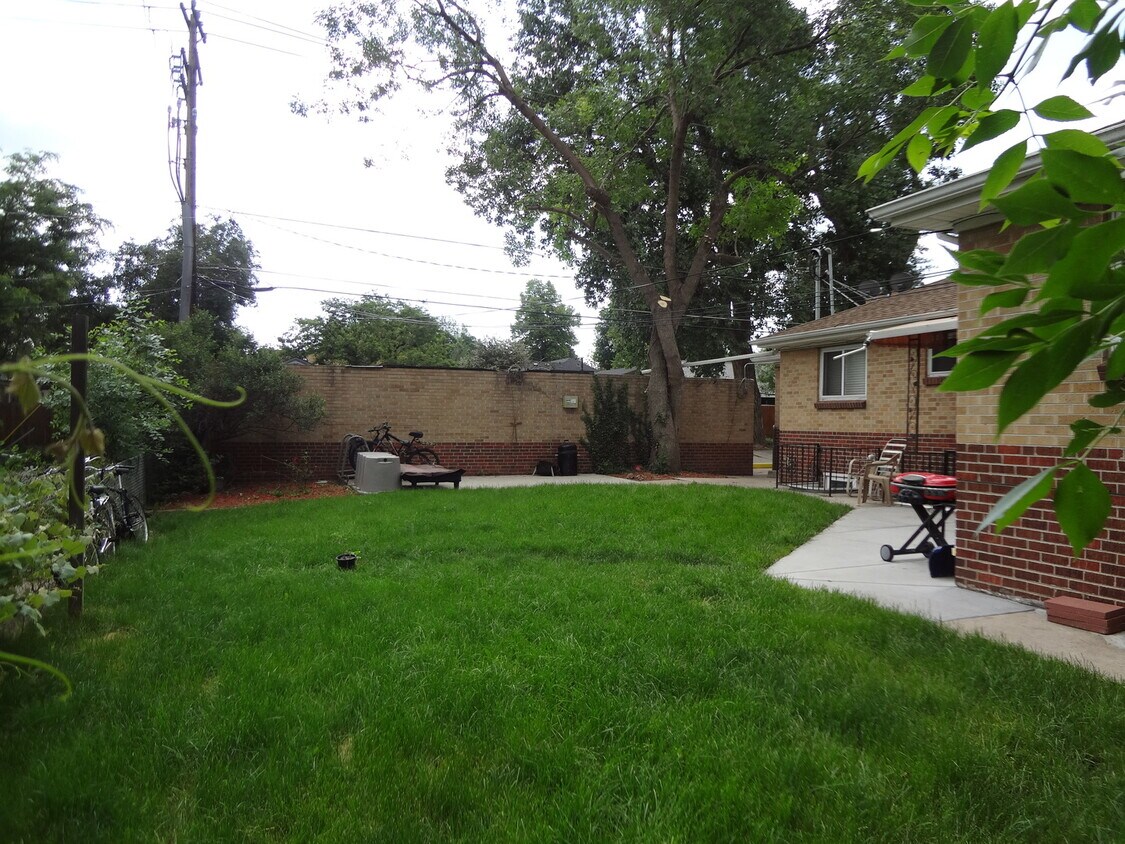 Foto principal - Two Bedroom Apartment With Hardwood Floors...