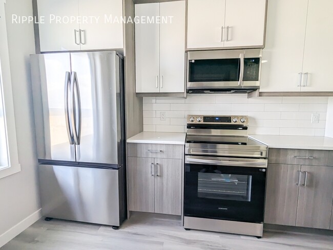 Photo du bâtiment - FIRST FREE MONTH! FANTASTIC 3 BEDS/ 3.5 BA...