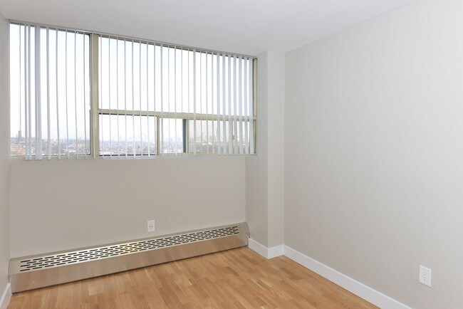 Building Photo - 730 St Clarens Ave