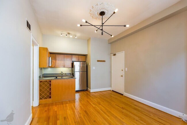 Building Photo - Charming Condo in the Heart of the City!
