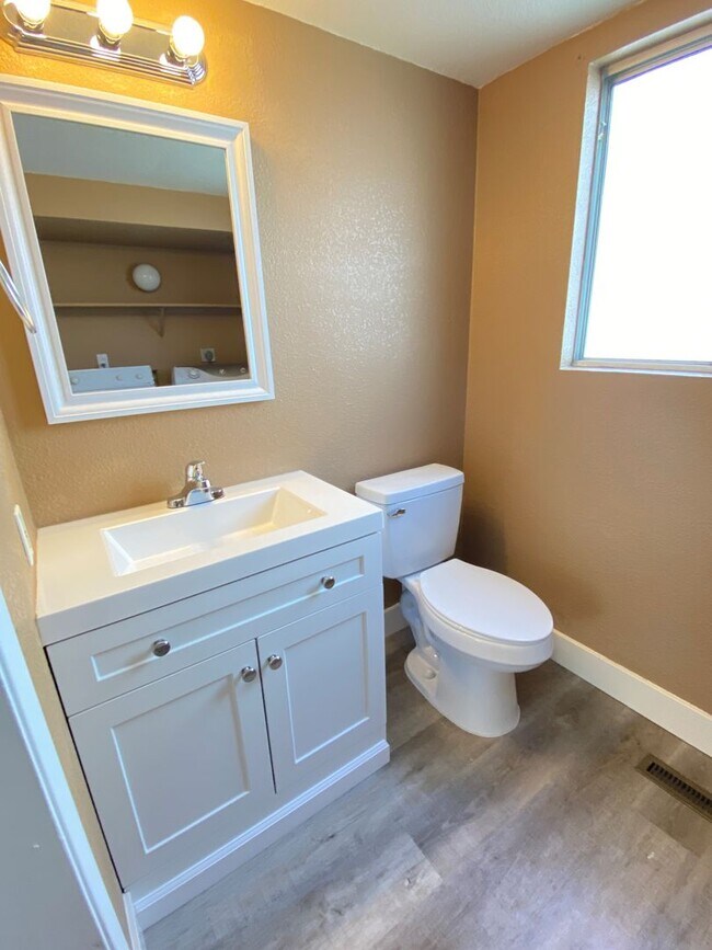 Foto del edificio - 3-bed, 2-bath, 2-car.  convenient location