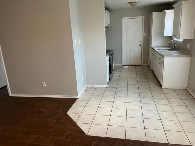 Building Photo - 3bed 2 bath covered parking fenced yard