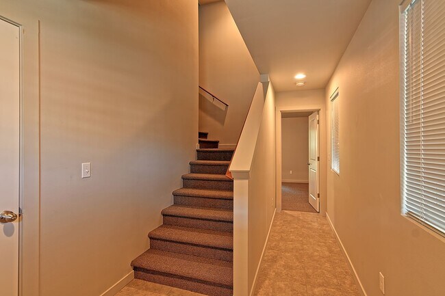 Building Photo - Luxury 4 Bedroom Townhome - Avail Now!