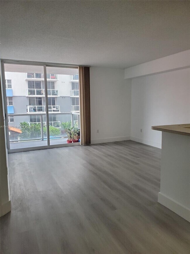Foto del edificio - 5077 NW 7th St