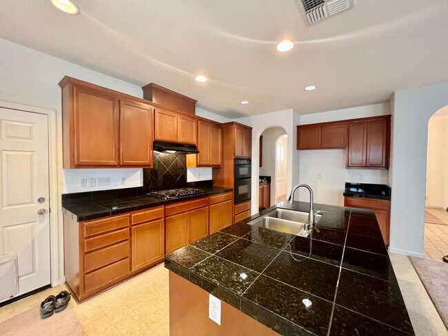 Building Photo - Beautiful 4 Bed 3.5 Bath With Huge Bonus L...