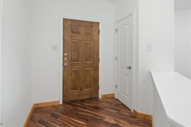 Foto del edificio - 702 Bent Wood Pl
