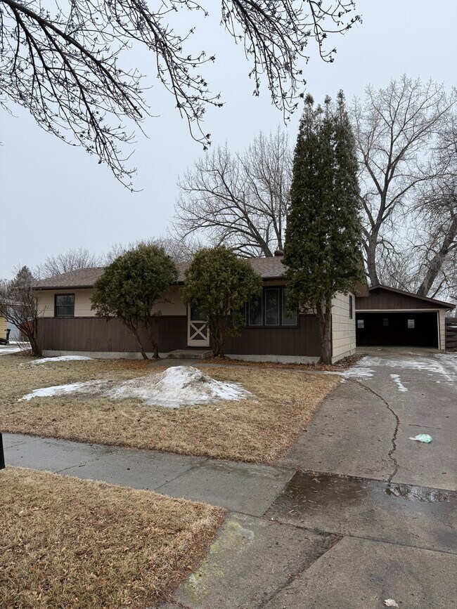 Building Photo - 822 29th St N