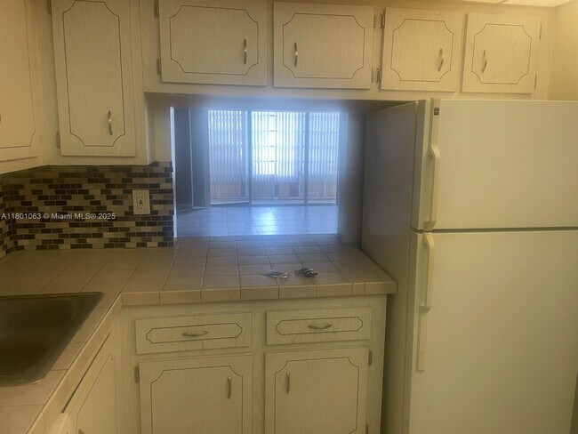 Foto del edificio - 8311 Sands Point Blvd