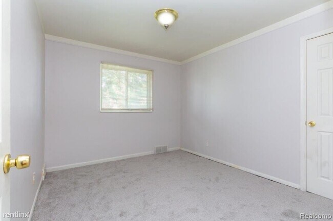 Building Photo - 3 br, 1 bath House - 26211 Linwood St