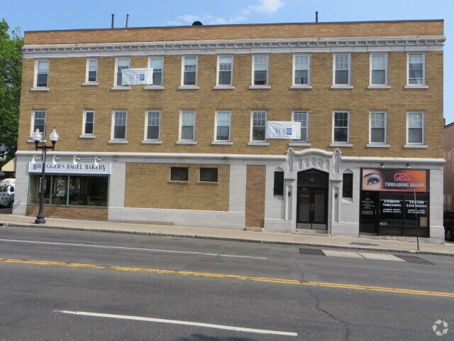 Building Photo - 951 Farmington Ave